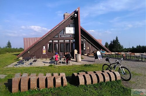 Kus před rozcestím jsme se potkali se Soňou Boštíkovou, která šla rychle do kopce, takže jsem měl ji problém dojet na MTB, mohlo to skončit jenom tak, že jsme se na delší dobu zasekli v Chalupě na Rozcestí