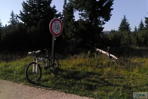 Tato značka je v KRNAPu velmi oblíbená, až delší pobyt na Rozcestí ji vysvětlil - chrání cyklisty před velkým množstvím aut, které jezdí po takto označených zpevněných cestách k chatám! KRNAPu vivat!