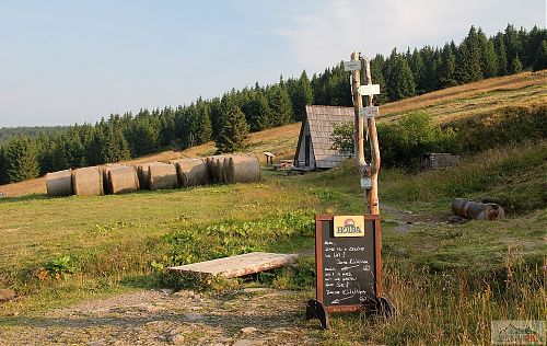 Skladiště pro zimní období u přístřešku na místě bývalé boudy Klínovka