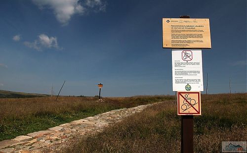 Tady na ty hromady kamení také není možné najet na kole, co kdyby se smýklo po mokrém kameni přední kolo a cyklista by chtěl žalovat autora tohoto horizontálního kamenolomu?