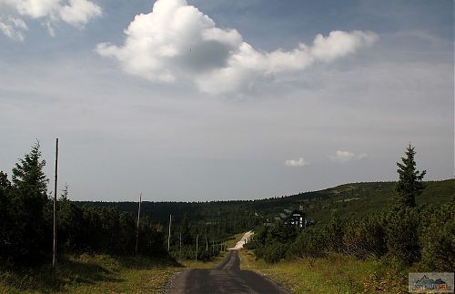 Dojezd k Výrovce, před kterou končí asfalt