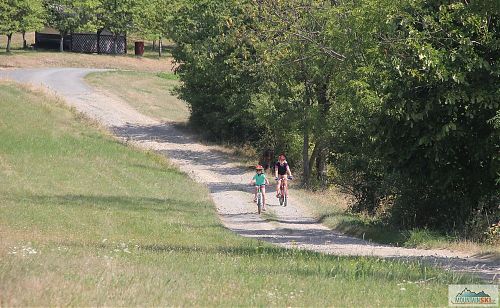 Na hřebenu se povrch mění od asfaltu přes šotolinu, zpevněnou silnici až pomenší kamenolom