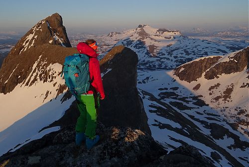 Pohled do údolí Åselidalen, vrchol vedle je Store Åselitinden, vzadu je vidět zasněžený Lurfjelltinden