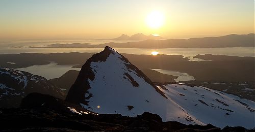 Pohled na Børtinden, most přes Saltstraumen, město Bodø a ostrov Landegode