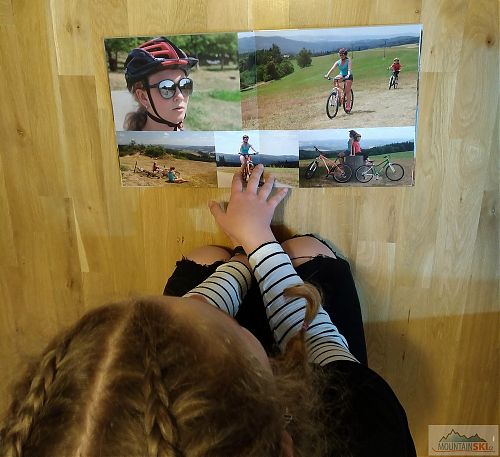 Fotografie přes dvoustranu jsou vytištěny přesně