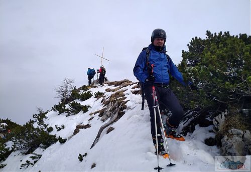 Sestup z vrcholu, na který vede z druhé strany ferrata