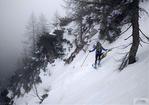 Cvičné svahy při sjezdu z vrcholu Srednji vrh