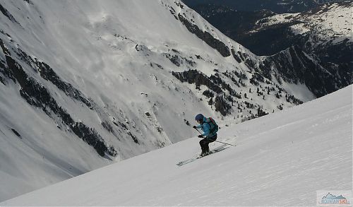 S lyžemi Down to dolů zvládnou i převychovaní běžci