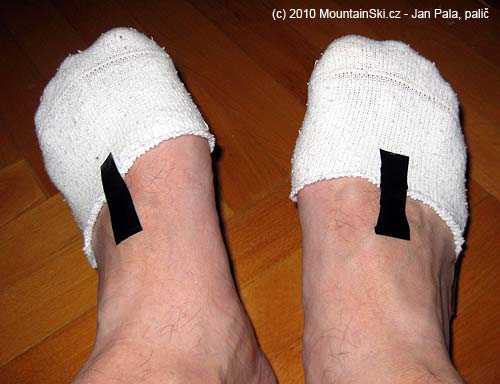 Ustřihnuté ponožky přiměřeně přilepíme k chodidlu