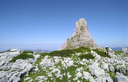 Krásná pyramida vysoko nad vesnicí Bogë