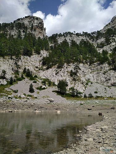 Dokonalé místo na přespání - tráva pod stany a vedle nich horské koupaliště