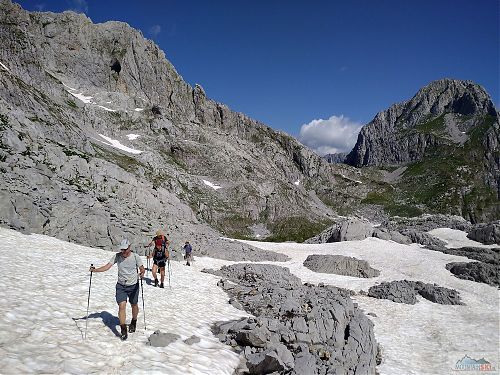 Pokračování na Maja e Jezerce (2694 m) se spoustou sněhu