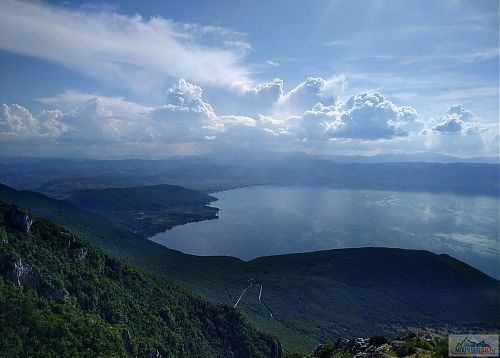 Výhled z Galičice na Ohridské jezero a albánský Pogradec