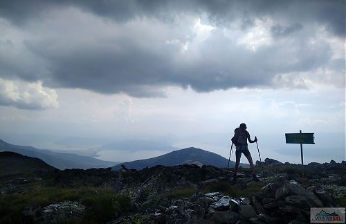 Na vrcholu Veternica (2420 m) pár minut před začátkem bouřky