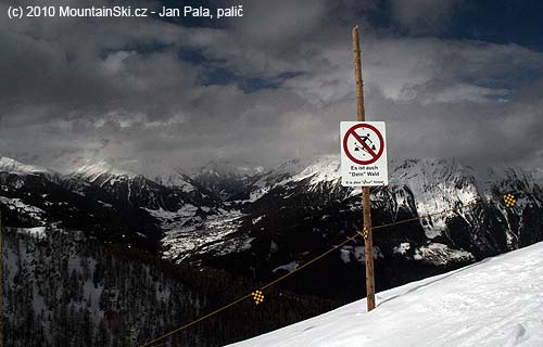 Podruhé v životě v Rakousku viděná cedule zákaz lyžování v lese