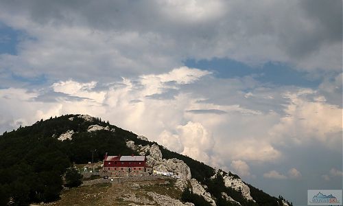 Chata Zavižan a hra mraků nad Velebitem