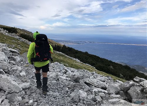 Když ránon prší a k tomu pořádně fouká - přijdou vhod i teplejší vrstvy a návleky přes trekovky Prabos, batoh Ferrino Dry Hike 48 nepotřebuje pláštěnku, ten je sám o sobě nepromokavý