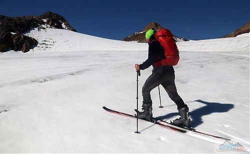 Pomocování na lyžích K2 Wayback 80 s vázáním Marker Alpinist na ledovci Tiefenbachferner