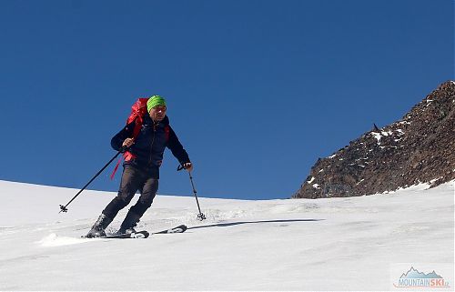 Na nových lyžích K2 Wayback 80 na při sjezdu po ledovci