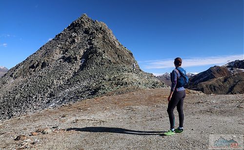 Pěší výstup nad Söldenem, kamenná homole je Schwarzseekogel (2931 m)