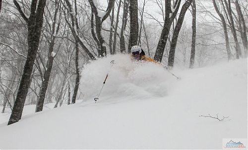 Lyžování v hlubokém prašanu z vrcholu Shiribetsu na japonském ostrově Hokkaido