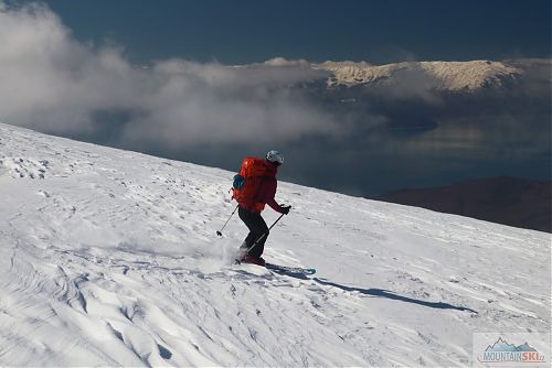 Sjezd s výhledem na pohoří Galičica a Ohridské jezero