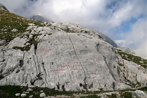 Typický slovinský horský turistický rozcestník