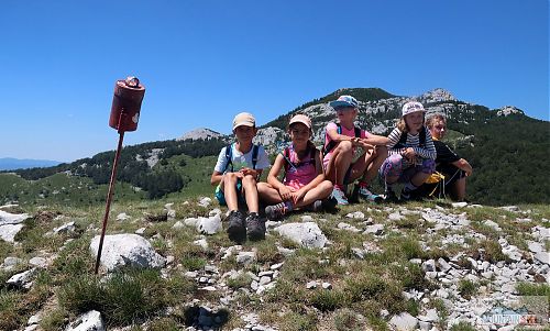 Dětský #skimokids gang  na vrcholu Vidalj (1184 m), v pozadí se tyčí Fratar (1353 m)