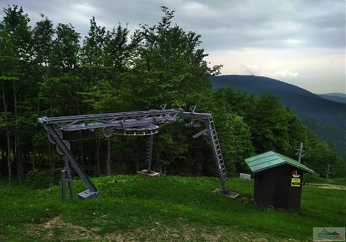 Zbytky lyžařských vleků na Pustevnách z doby, kdy se tam ještě provozovalo sjezdové lyžování