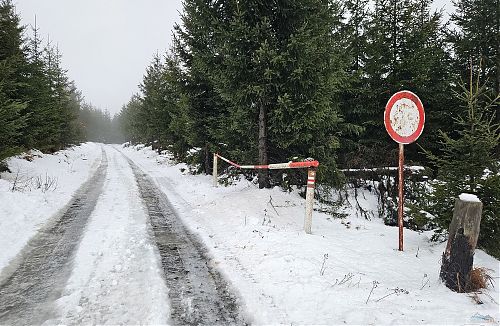 Zákaz vjezdu? Žádný problém! Tady byla patrná úprava čtyřkolkou nebo rolbou