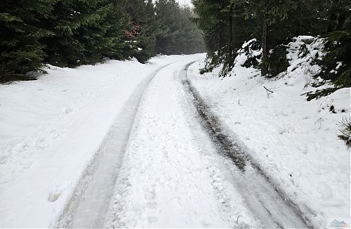 O kousek dále je úprava čtyřkolkou nebo rolbou lépe patrná i přes maximální snahu dementa v autě