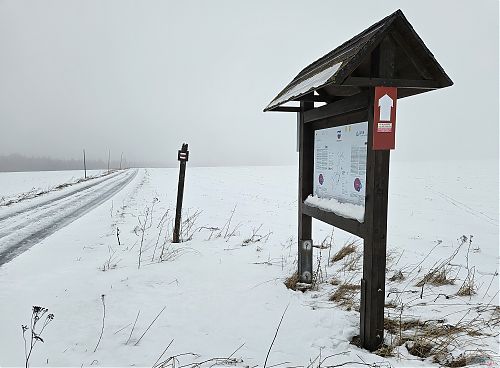 Tady konec, moje stopa přichází zprava, napojuji se na magistrálu rozježděnou auty