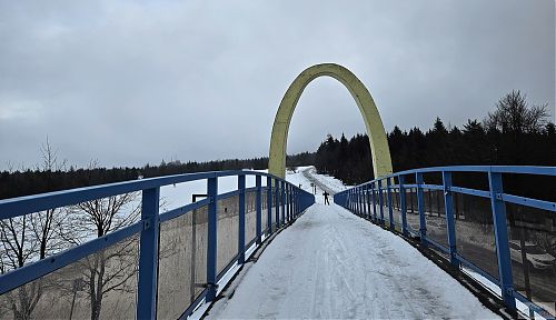 Sněhu je dost i na mostku nad silnící