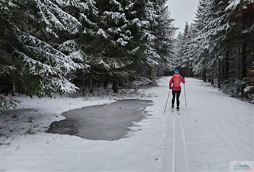 Předchozí teplé počasí bylo na hřebenu jasně patrné