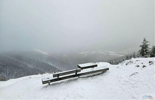 Bývalá sjezdovka Svah mladých a část zde umístěných laviček